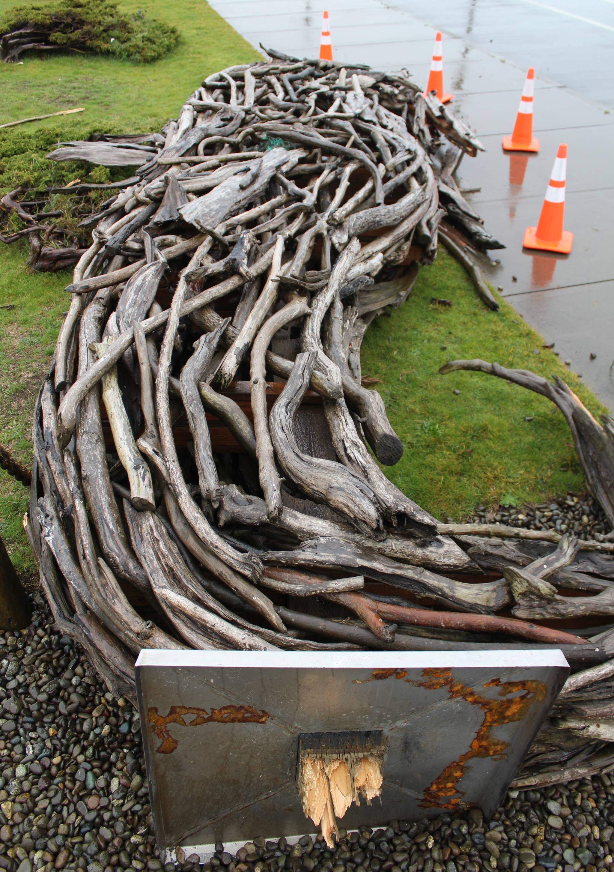 Storm snaps Ocean Shores seahorse, knocks out power